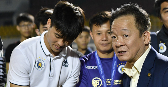 Bầu Hiển: 'Hà Nội FC đã vô địch trong lòng người hâm mộ'